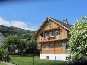 Cette maison en bois dispose d'un balcon sur le côté. dans l'établissement Chalet "Hoamatl", à Haus im Ennstal