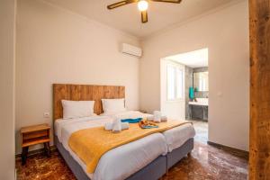 une chambre avec un grand lit avec une tête de lit en bois dans l'établissement Villa Mandola by Villa Plus, à Acharavi 13 autres photos