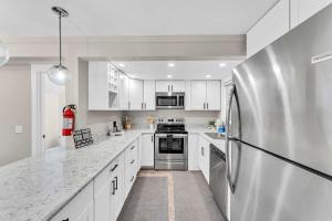 Una cocina con gabinetes blancos y un refrigerador de acero inoxidable. en Modern Incline Village Escape Near Lake and Trails, en Incline Village 21 fotos más