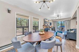 Una sala de estar con una mesa y sillas de madera. en Modern Incline Village Escape Near Lake and Trails, en Incline Village