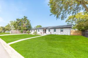 une maison avec une grande pelouse devant dans l'établissement Casa De Soulshine Private Pool Beach History, à Saint Augustine