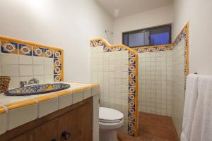 a bathroom with a toilet and a sink at Casa de los Geckos in La Paz