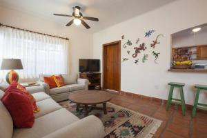a living room with a couch and a table at Casa de los Geckos in La Paz