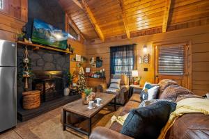 TV a/nebo společenská místnost v ubytování Location-Quiet-HotTub-Fireplace