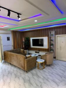 Μια τηλεόραση ή/και κέντρο ψυχαγωγίας στο Cozy 2-Bedroom Apartment