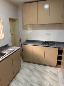 Fotografie z fotogalerie ubytování Cozy 2-Bedroom Apartment v destinaci Abudža