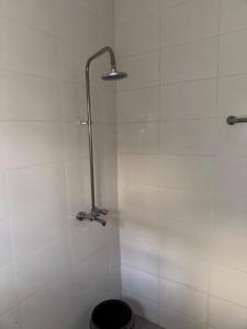 Ένα μπάνιο στο Cozy 2-Bedroom Apartment