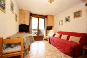 里雾诗Résidence Le ChÂteau Bruyeres - Château B42 MAE-6432的客厅里有一张红色的沙发和一台电视