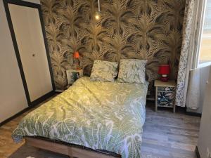 a bedroom with a bed and a wall at duplex centre ville in Privas