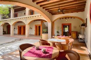 a patio with tables and chairs in a building at Hermosa y amplia casona en Mascota, +16 personas in Mascota
