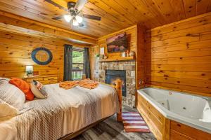 une chambre avec un lit et une baignoire dans l'établissement View-Location-Hot Tub-2 Fireplaces-Jacuzzi-Arcade, à Sevierville