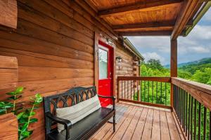 une véranda avec un banc et une porte rouge dans l'établissement View-Location-Hot Tub-2 Fireplaces-Jacuzzi-Arcade, à Sevierville