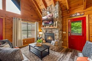 d'un salon avec une cheminée et une porte rouge. dans l'établissement View-Location-Hot Tub-2 Fireplaces-Jacuzzi-Arcade, à Sevierville