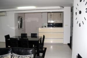 a dining room and kitchen with a table and chairs at Marija Apartman in Bitola