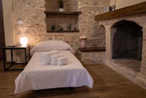 una camera da letto con un letto con asciugamani sopra di Villa Fontana a Casa Boscarelli