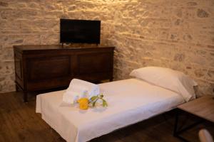 una camera da letto con un letto e una TV a muro di Villa Fontana a Casa Boscarelli