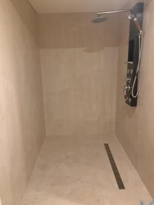 y baño con ducha y suelo de baldosa. en Maison, en Alès 14 fotos más