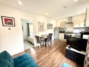 Η κουζίνα ή μικρή κουζίνα στο South Gyle House - SuperFast WiFi and Free Parking - 7 minutes from Edinburgh Airport