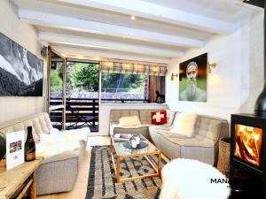a living room with a couch and a fireplace at Résidence Solaret Des Brigues - Superbe duplex dans le quartier des Brigues MAE-5864 in Courchevel