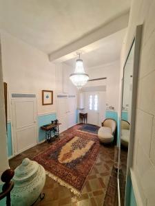 a living room with a couch and a rug at chambre d'hôtes hyper central in Perpignan +1 photo