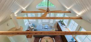 SalinõmmeMeremaa Ateljee的客厅享有高空美景,设有天花板