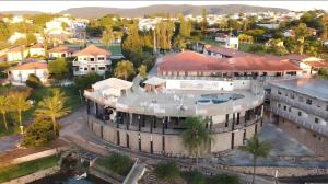 カブレウーヴァにあるHotel Pousada Villa Itália - Cabreúvaの市街地の建物の上面