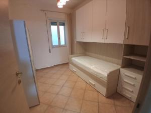 a room with a closet with a bed and a window at Onda Blu in Marina di Vasto