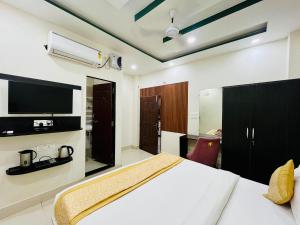 TV a/nebo společenská místnost v ubytování Hotel Astha Inn A luxury boutique Hotel + 10 fotografií