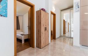 Posteľ alebo postele v izbe v ubytovaní 3 Bedroom Beautiful Apartment In Solin
