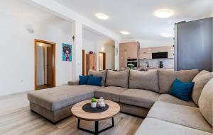 Kuchyňa alebo kuchynka v ubytovaní 3 Bedroom Beautiful Apartment In Solin