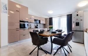 Kuchyňa alebo kuchynka v ubytovaní 3 Bedroom Beautiful Apartment In Solin