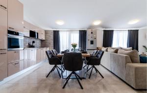 Kuchyňa alebo kuchynka v ubytovaní 3 Bedroom Beautiful Apartment In Solin