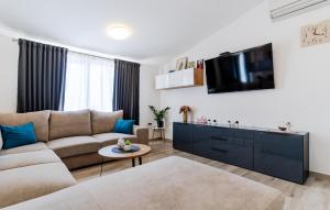 Televízia a/alebo spoločenská miestnosť v ubytovaní 3 Bedroom Beautiful Apartment In Solin