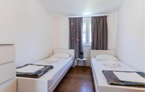 Posteľ alebo postele v izbe v ubytovaní 3 Bedroom Beautiful Apartment In Solin