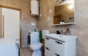 Kúpeľňa v ubytovaní 3 Bedroom Beautiful Apartment In Solin