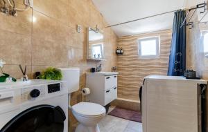 Kuchyňa alebo kuchynka v ubytovaní 3 Bedroom Beautiful Apartment In Solin