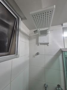 Ένα μπάνιο στο Apartamento aconchegante e bem localizado
