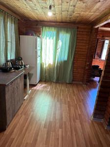 O bucătărie sau chicinetă la Cottage in Muashi, Lower Svaneti +6 fotografii