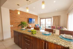 eine Küche mit einer Arbeitsplatte und ein Wohnzimmer in der Unterkunft Beautiful view in Gringo Gulch 202 in Puerto Vallarta