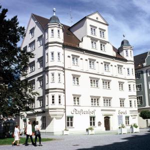 un grande edificio bianco con persone che camminano davanti di Der Fürstenhof a Kempten