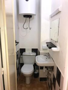 une petite salle de bain avec toilettes et lavabo dans l'établissement Charming house in Imi Ouddar, à Agadir nʼ Aït Sa