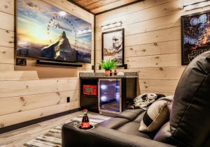 TV a/nebo společenská místnost v ubytování Pigeon Forge Large Cabins Sleeps Up to 66 Water Park Access