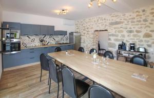 une salle de conférence avec une table et des chaises en bois dans l'établissement La Magnanerie, à Ruoms