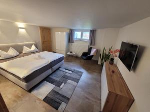 a bedroom with a bed and a desk and a chair at MaLo's Ferienwohnung in Kleeden