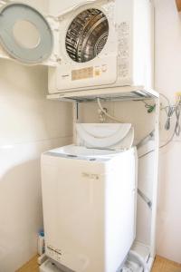 a washing machine sitting on top of a washer and dryer at Komorebi no Yado - Vacation STAY 19011v in Goto