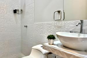 Un baño blanco con lavabo e inodoro. en Depa a 5min centro 2HAB con A/C Terraza y Parrilla, en Tarapoto 27 fotos más