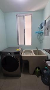 ein Badezimmer mit Waschbecken und Badewanne in der Unterkunft Habitación en casa de Diana in San Salvador