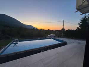 Nespecifikovaný výhled na hory nebo výhled na hory při pohledu z prázdninového domu