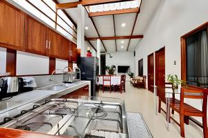 Η κουζίνα ή μικρή κουζίνα στο Casa a 5min centro 3HAB con A/C & Precioso Jardín