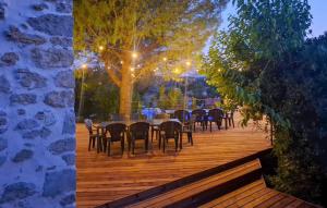 une table et des chaises sur une terrasse en bois la nuit dans l'établissement La Magnanerie, à Ruoms 20 autres photos